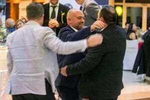 Alberto Marengo, subsecretario de Industria, Comercio y Logística y exgerente de ASINMET, felicita a Fabián Solís. Foto Walter Talotti : ASINMET.