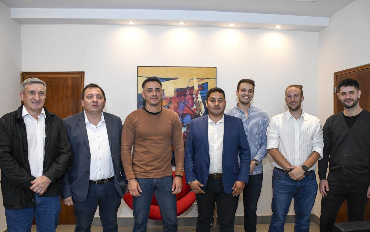 De izquierda a derecha Julio Totero, Fabián Solís, Marcos Calvente, Daniel Córdoba, Tomás Navarro, Facundo Cerminaro y Enzo Paolini. Foto Gentileza Prensa Guaymallén.